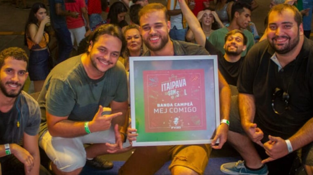 Mej comigo tocando no Festival de verão 2020